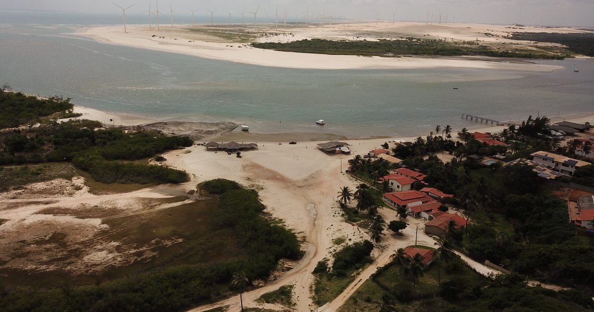 Vista aérea do litoral de Fortim, Ceará, região onde ficam as pousadas